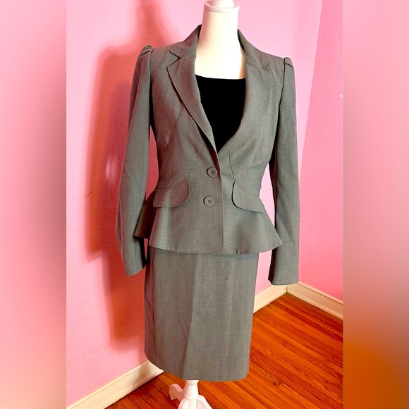 Anne Klein Suit, Size 4, Very Good Preowned Condition, Gray, Fully Lined - Picture 1 of 8
